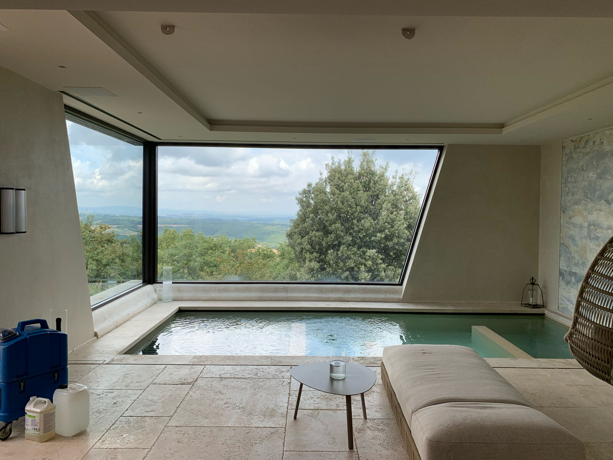 Divano salone con piscina